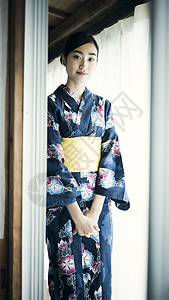 穿着日式和服的优雅女性图片