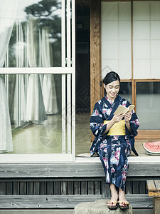 穿着日式服装的女性图片