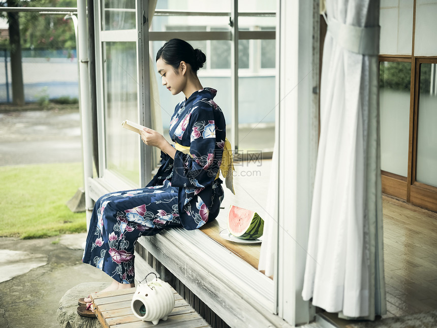 穿着日式和服坐在屋外的少女图片