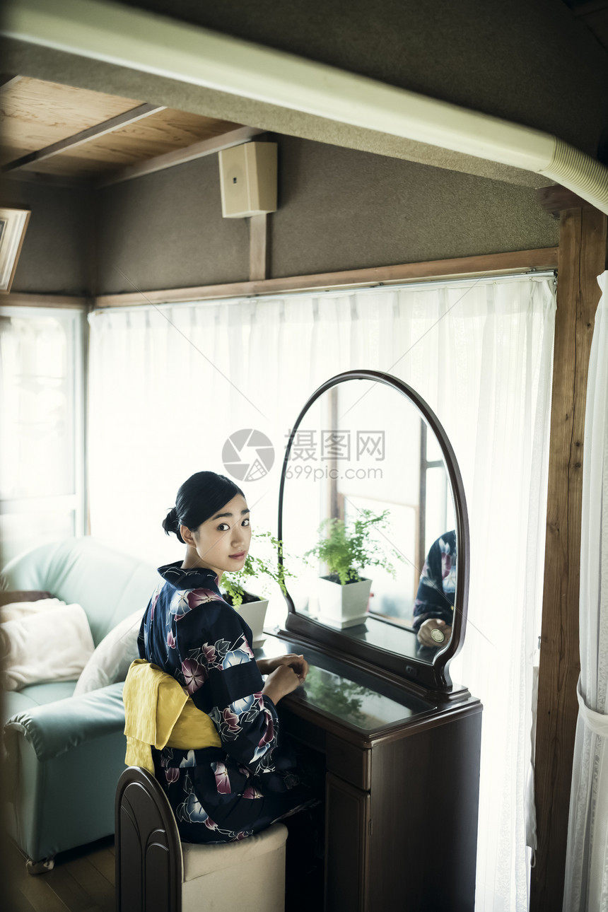 镜子前穿着日式和服的少女图片