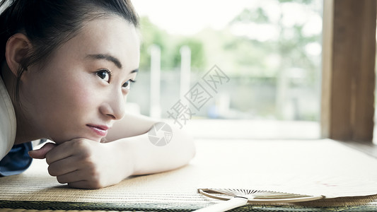 日式风格古典夏天在家放松的妇女图片
