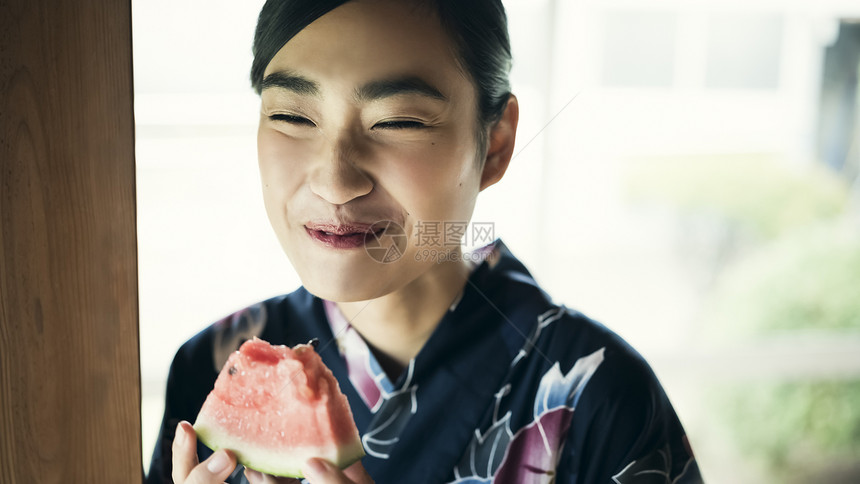 少女开心的吃着西瓜图片