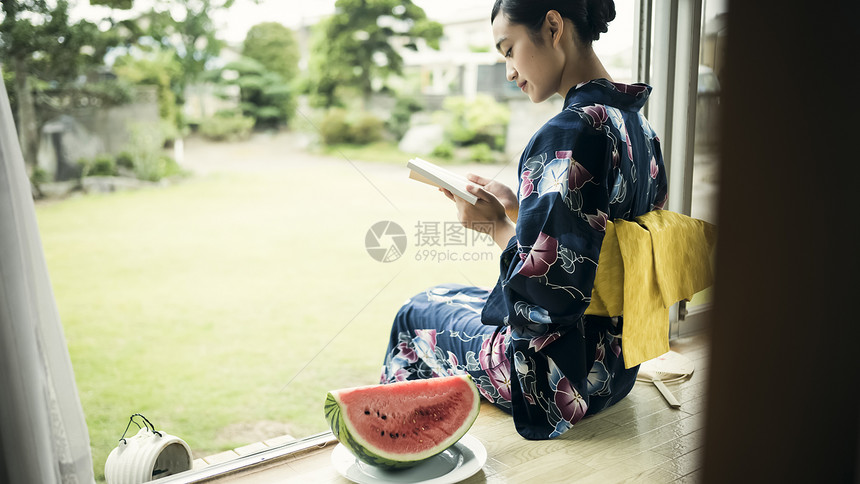 穿着日式服装看书的少女图片