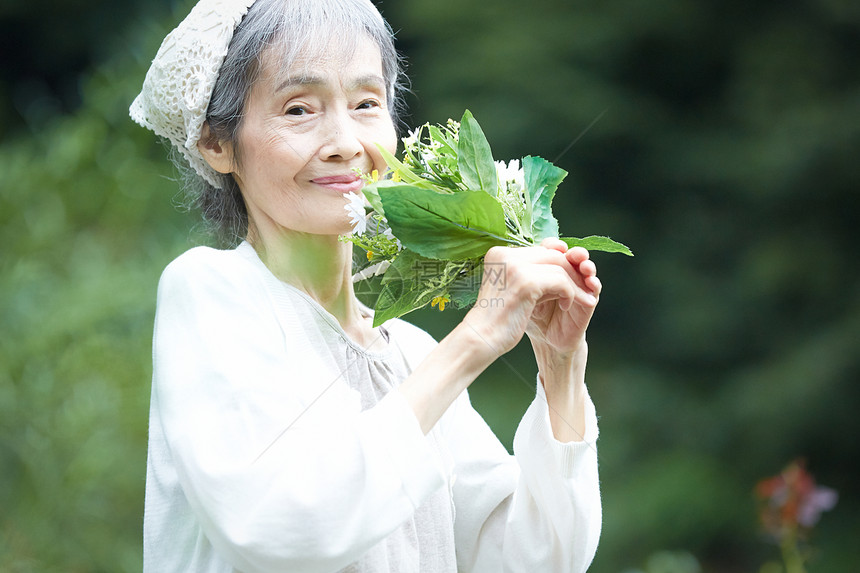 拿着花束微笑的女性图片