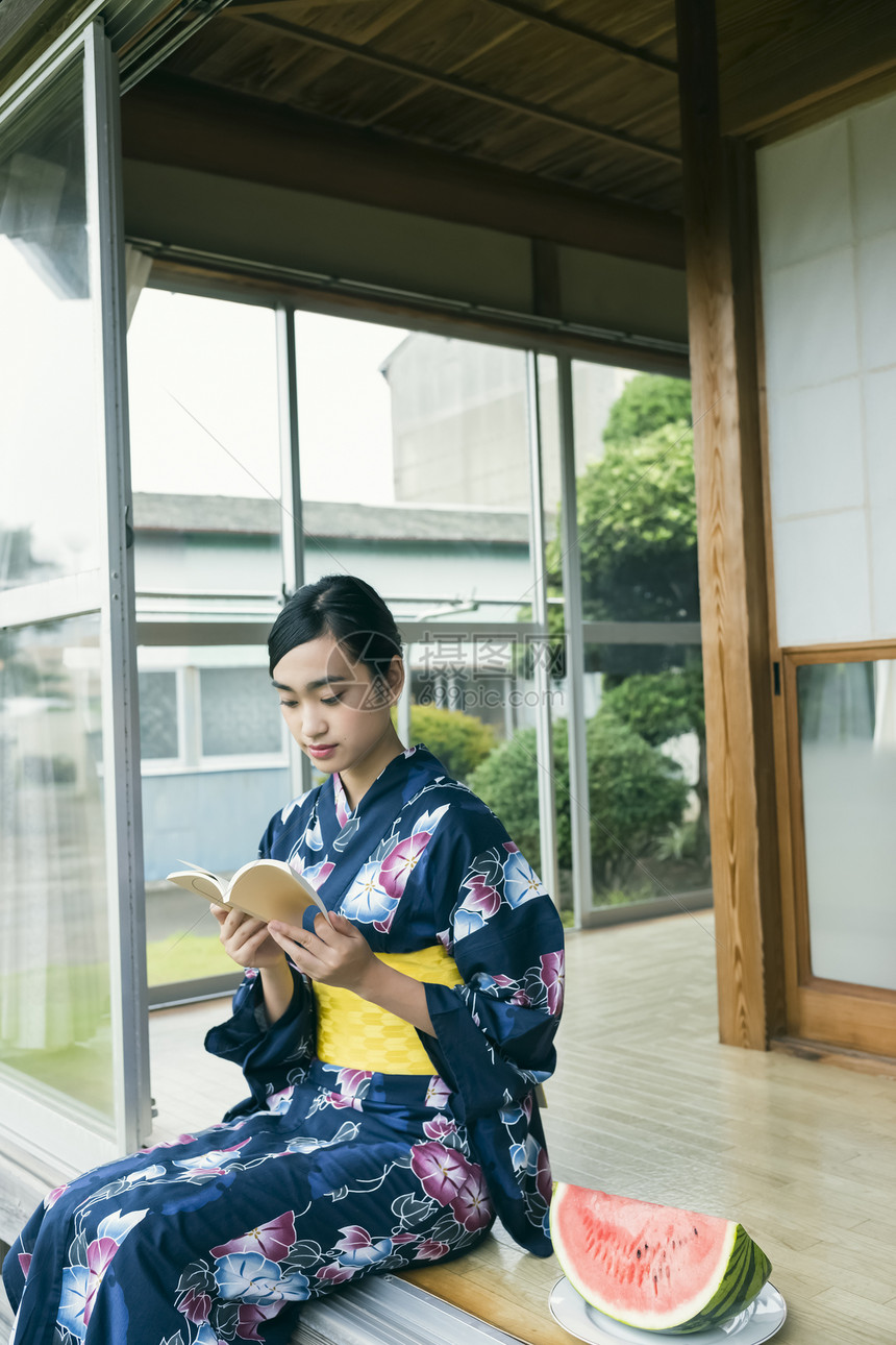 坐在户外穿着日式服装的少女图片