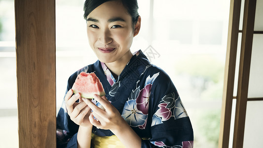 穿着日式服装吃西瓜的少女图片