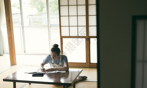 居家学习的少女图片