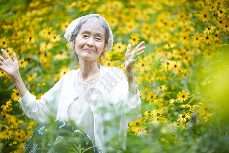 坐在花田里放松开心的性图片