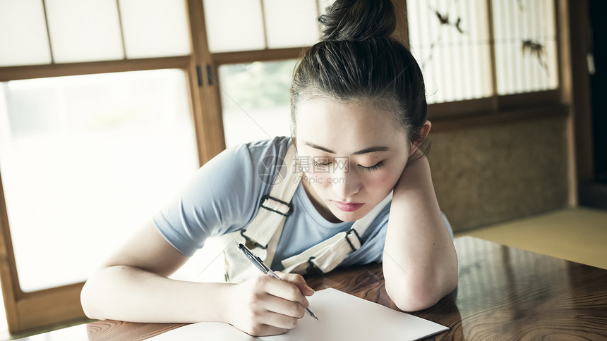 一个正在写字的女人图片