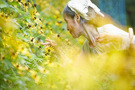 庭院里老人闻花香味图片