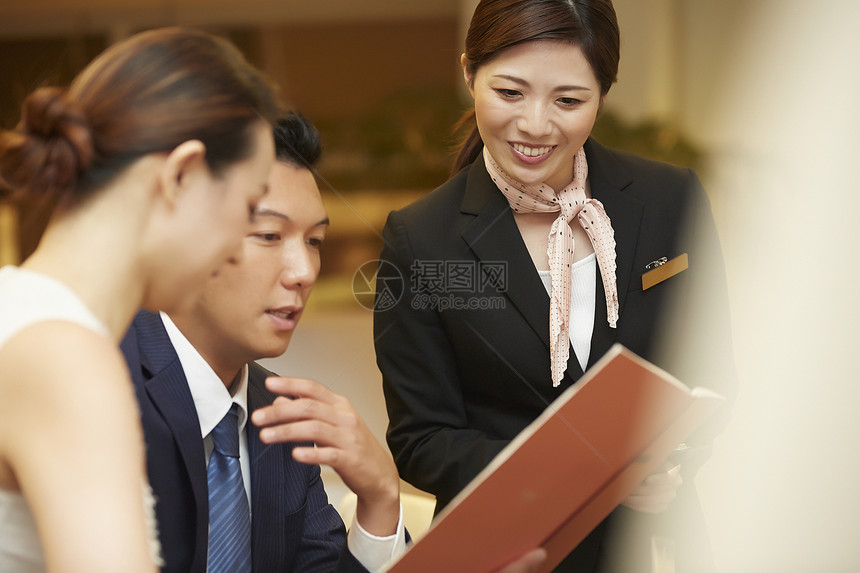 生意人三心二意亚洲在酒店餐厅工作的女图片
