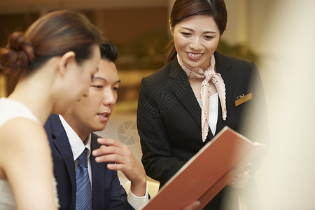 生意人三心二意亚洲在酒店餐厅工作的女图片