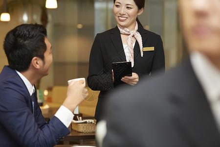 日本人客人听见在酒店餐厅工作的女图片