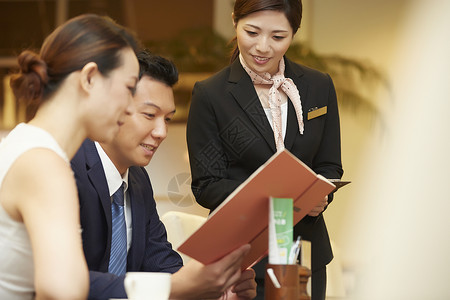 日本人旅馆力群在酒店餐厅工作的女图片