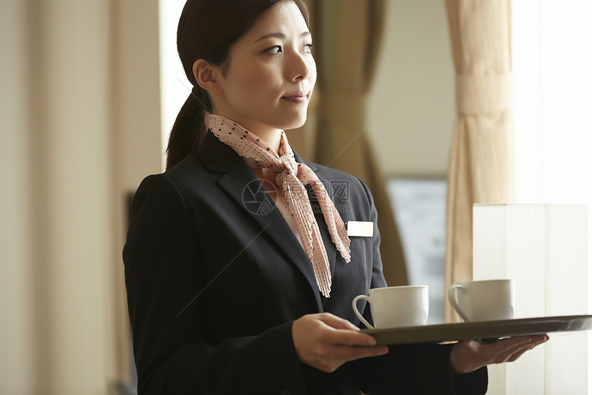 船上的男服务员设定位置或桌子茶在酒店工作的女图片