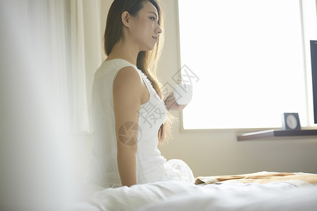 三十几岁亚洲快乐放松在旅馆的一名妇女图片
