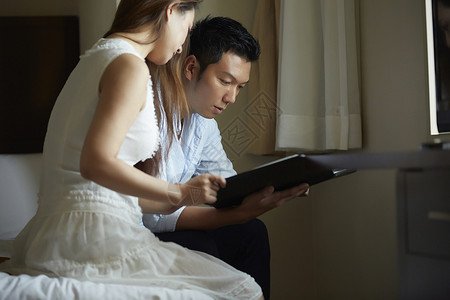 放松的女日本人在酒店的轻松情侣图片