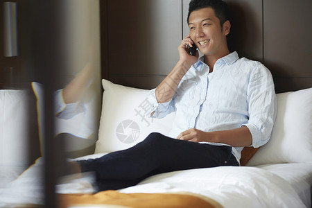 白天坐职业男子在酒店打电话图片