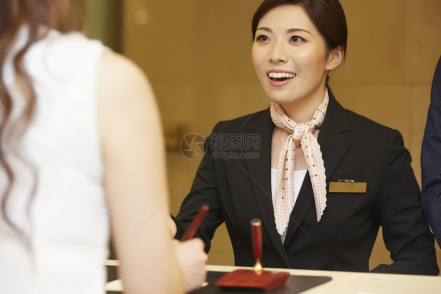 看门人3人亚洲在酒店接待处工作的女人图片