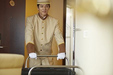 单人行李行走在酒店工作的人图片