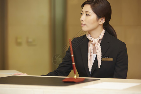 人类女企业家作品在酒店接待处工作的女人背景图片