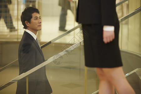 男子日本人宾馆一个男人在一家酒店高清图片
