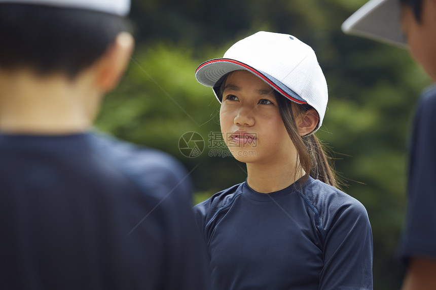 学校三人夏天年轻男孩棒球女孩练习图片