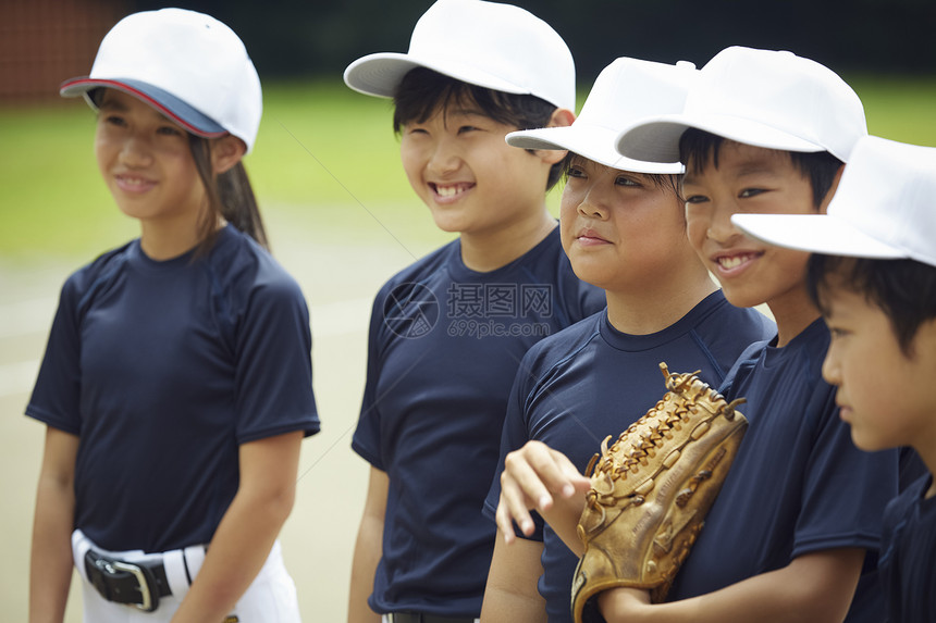 倾听青春五个人男孩棒球队练习图片
