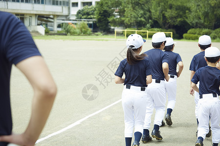 日本年轻的女孩校园男孩棒球练习运行高清图片