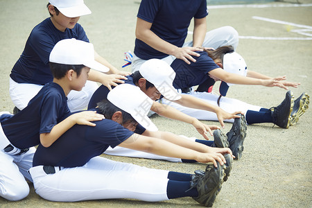 人物田地夏天男孩棒球练习伸展准备图片