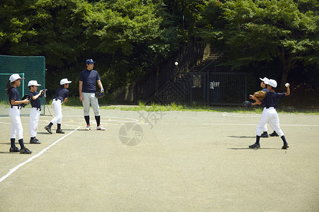 全体马车棒球选手练习少年棒球投球的孩子们图片