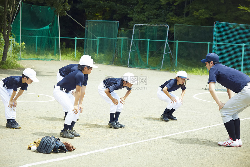 俱乐部活动男孩们年轻的女孩男孩棒球练习伸展准备图片
