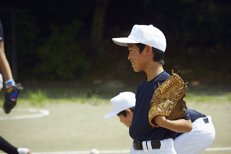 儿童棒球投球练习图片