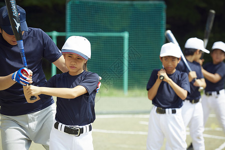 操场户外男孩们练习击球棒球的孩子图片