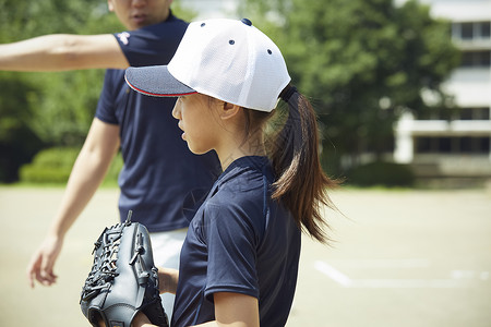 球赛学龄儿童男子练习少年棒球投球的女图片