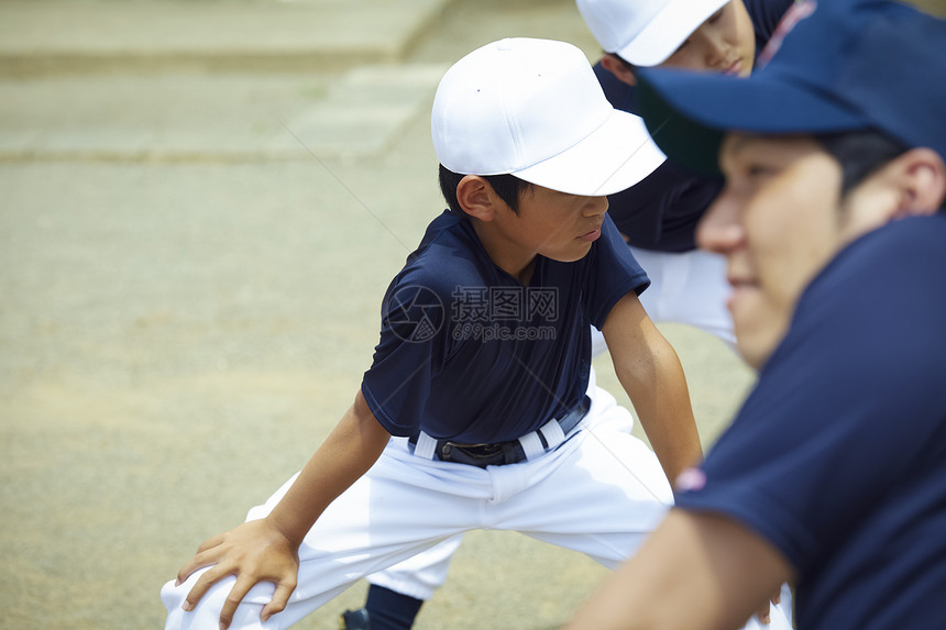 导演儿童俱乐部活动男孩棒球练习伸展准备图片