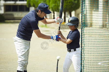 男子田地人物男孩棒球男孩实践的打击画象图片