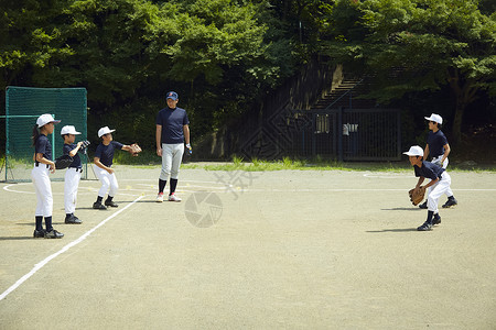 小学生小孩幼崽练习少年棒球投球的孩子们图片