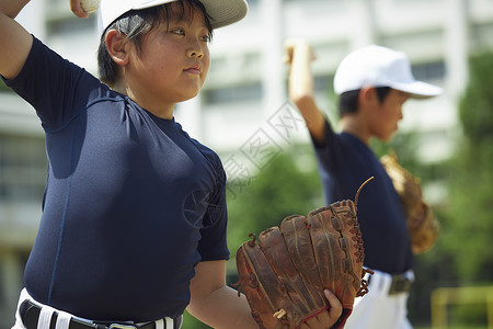 泡沫日本男孩们男孩棒球运动员实践的投球画象图片