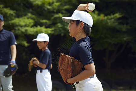 男人们控制健身男孩棒球运动员实践的投球画象背景图片