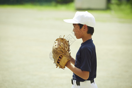 操场校园抛男孩棒球运动员实践的投球画象图片
