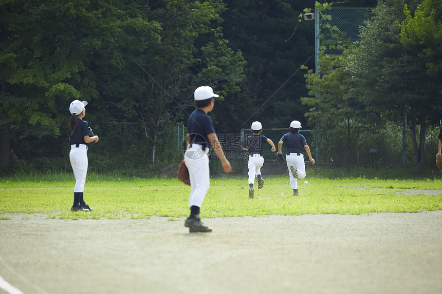 少年棒球接触比赛防守图片
