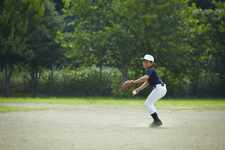运动游戏一个男人少年棒球练习比赛防守图片