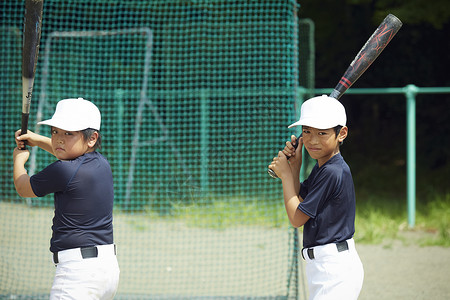 小孩练习日本男孩棒球男孩实践的打击画象图片