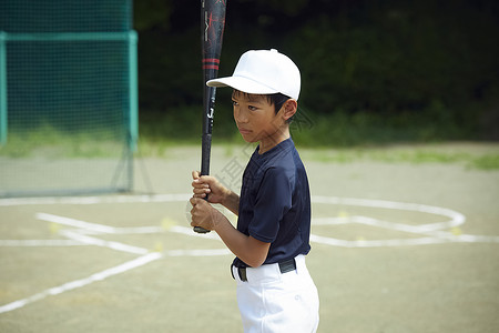 青年领班运动场男孩棒球男孩实践的打击画象图片
