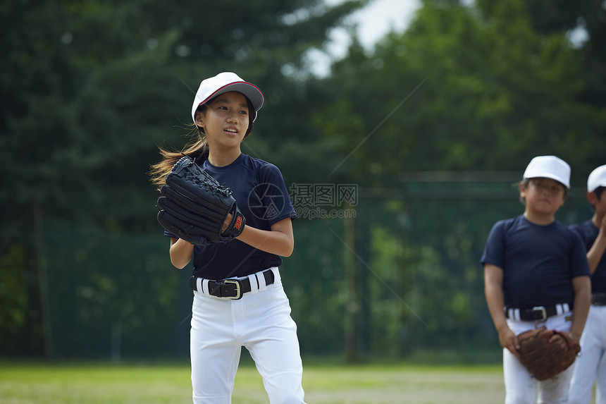 男孩棒球女孩实践的投球画象图片