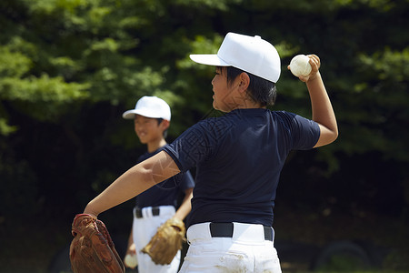 小孩男人们男子男孩棒球运动员实践的投球画象图片