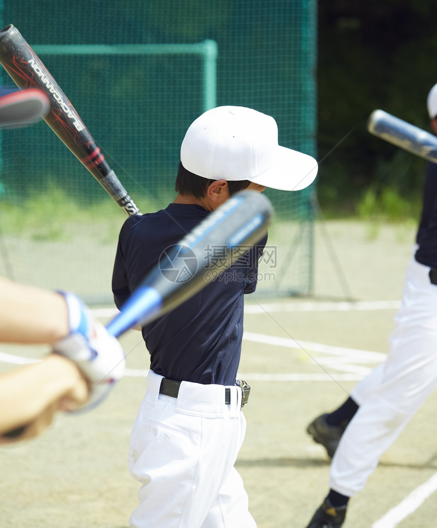 棒球男孩练习击球图片