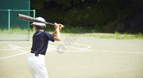 孤独的男夏男孩棒球男孩练习击球图片