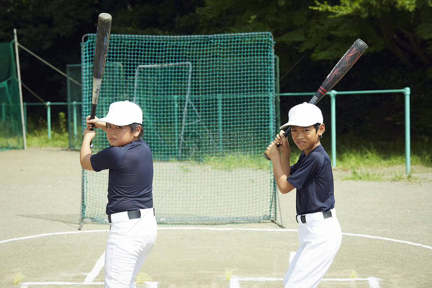 男棒球棒夏练习击球棒球的孩子图片